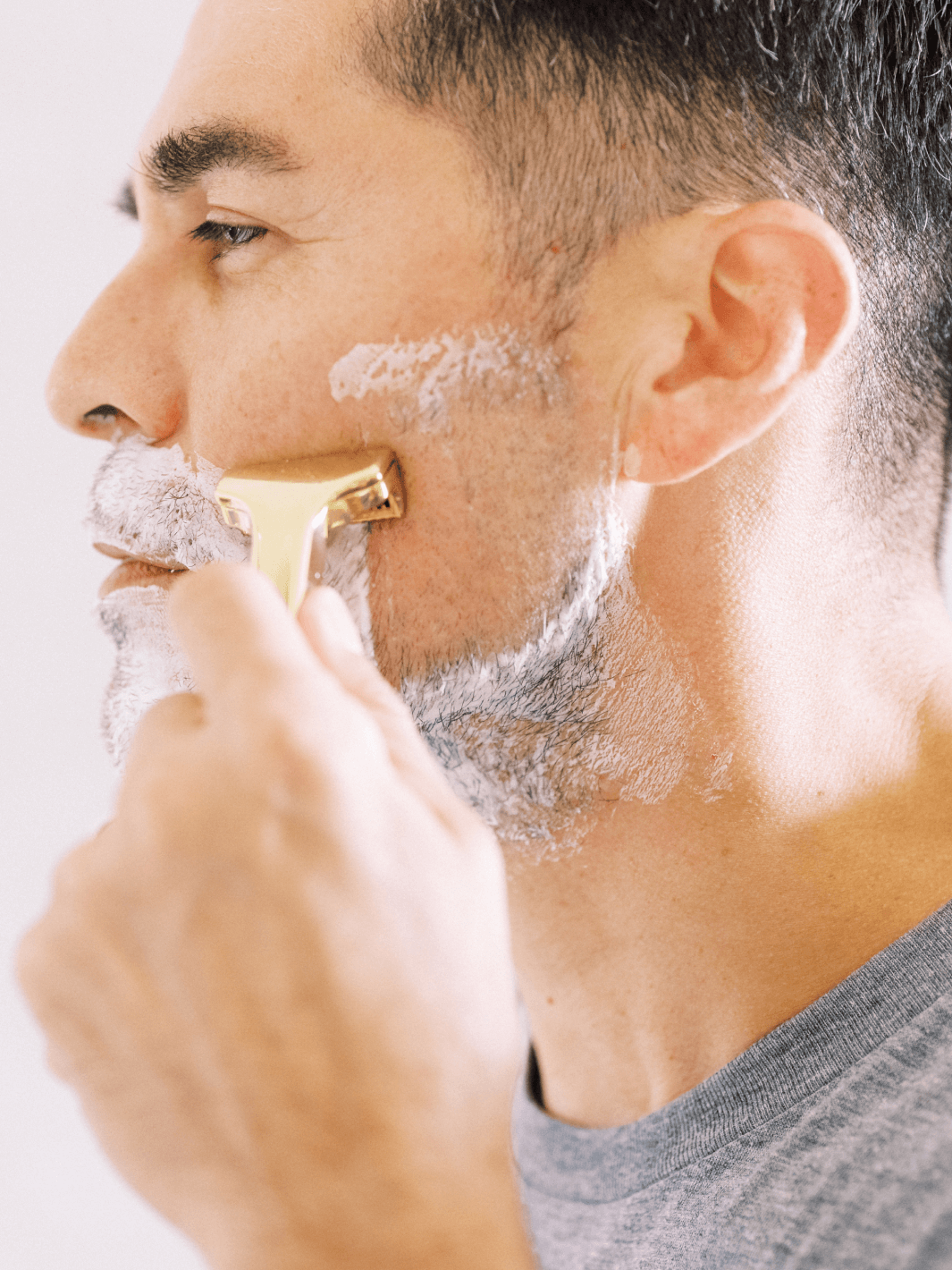 The Polished Gold SE Starter Gift Box + Razor Stand